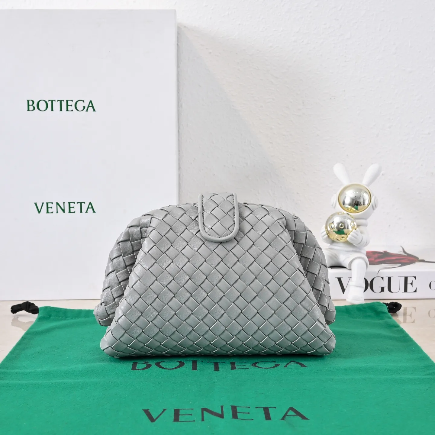Batch 1880 BOTTEGA VENETA LAUREN 1980 small clutch bag is new! The small size that many people are squatting on is finally here. The self-adjustable zipper is a highlight of this bag. After being removed, it can be used as a handbag for important occasions. One bag unlocks two carrying methods at the same time. It is practical and has a unique sense of structure and beautiful lines. It is more elegant than a small cloud. It is a tribute to the classics and the pursuit of modernity. Style number: 4038 Size: 27*15*8cm